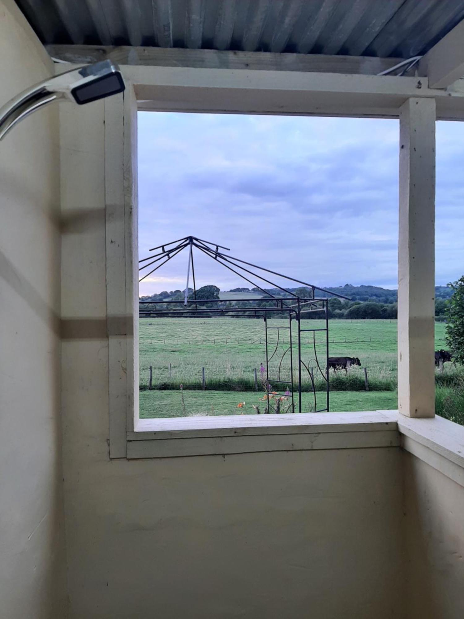شقة Off Grid Rosie Sheperd Hut And Summerhouse Plus 1 Acre At Tanyrallt Llanybyther المظهر الخارجي الصورة